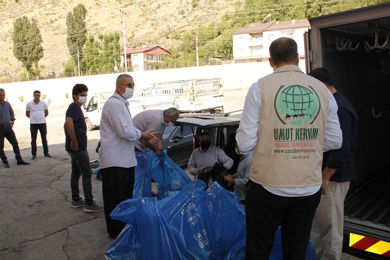 Bitlis Umut Kervanı yüzlerce aileye kurban etini ulaştırdı